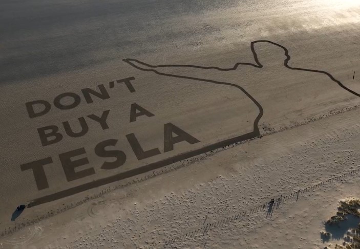 Մի՛ գնեք Tesla.  ուղերձը տեսանելի է տիեզերքից (տեսանյութ)